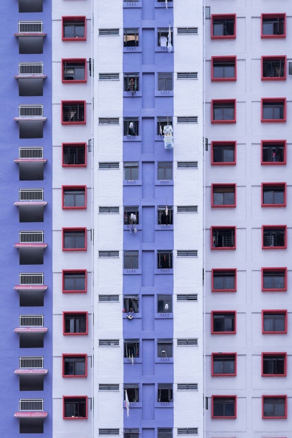 edificio alto azul y blanco