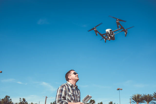 Homme pilotant un drone