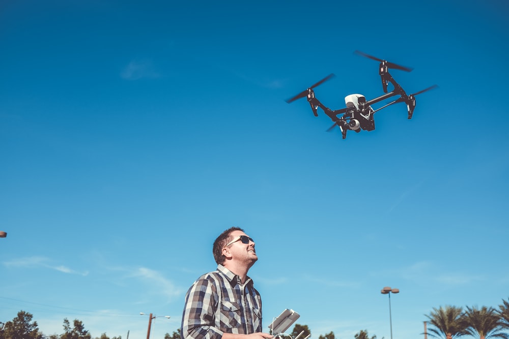 drone volante dell'uomo