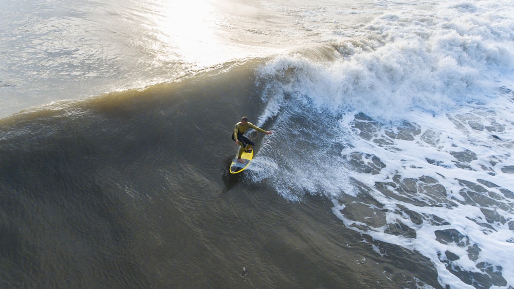 Mann surft auf Wellen