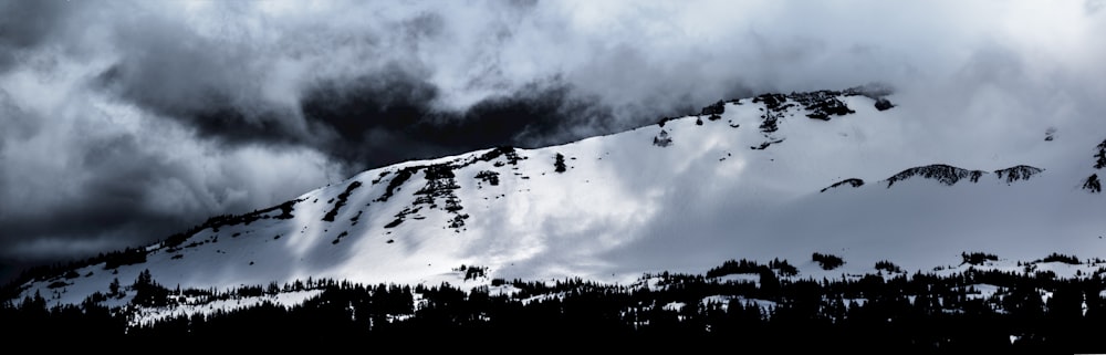 montagna coperta di neve