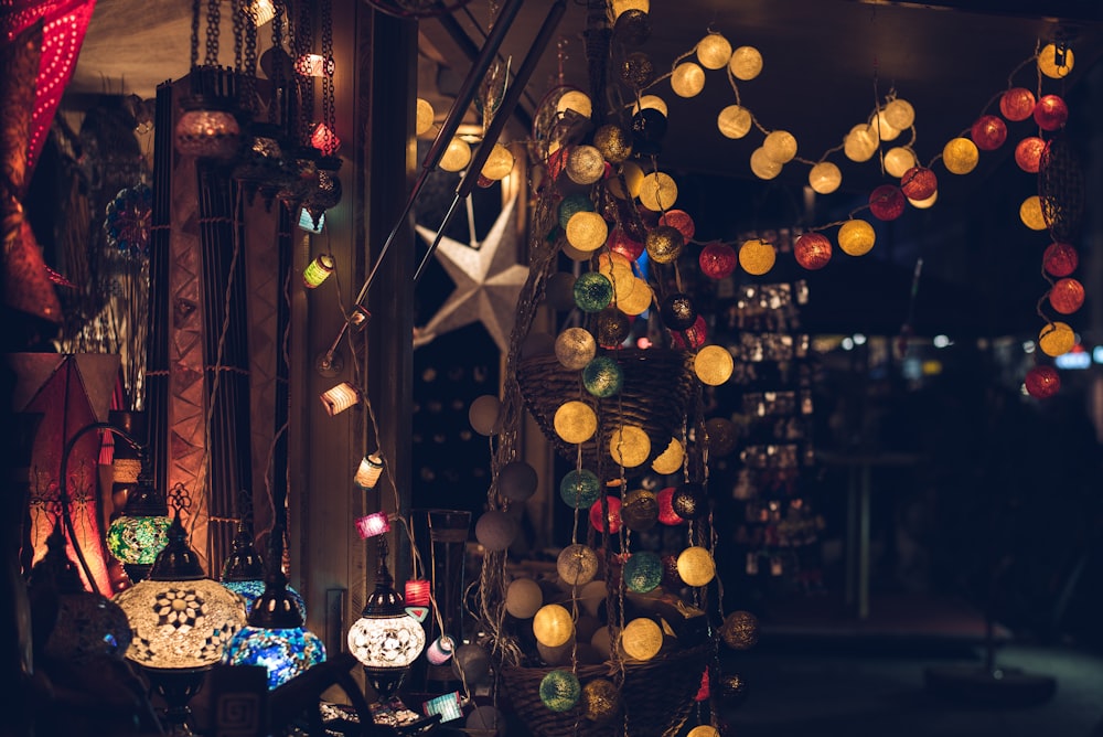 Guirlandes lumineuses de couleurs assorties allumées