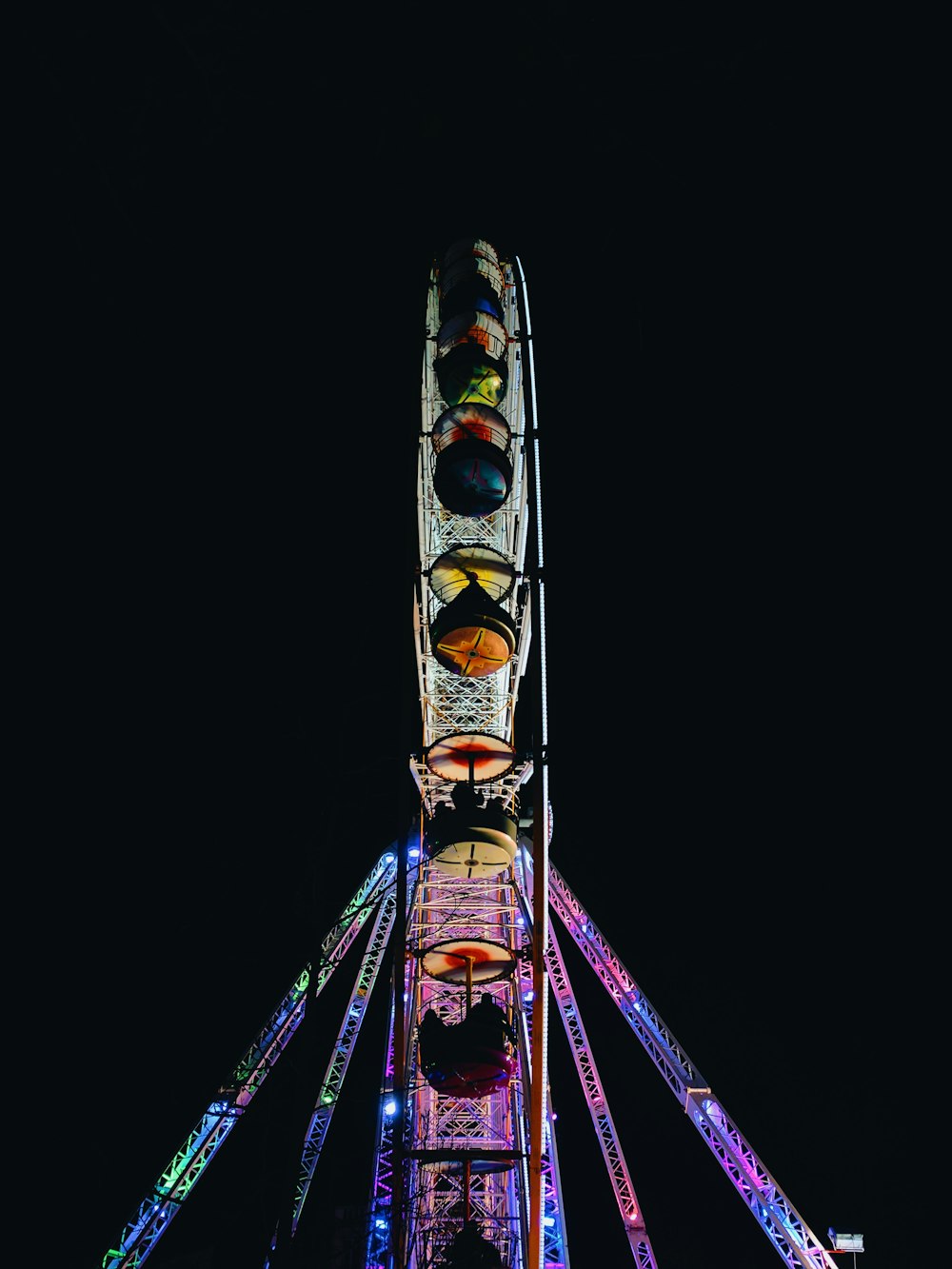 grande roue éclairée pendant la nuit