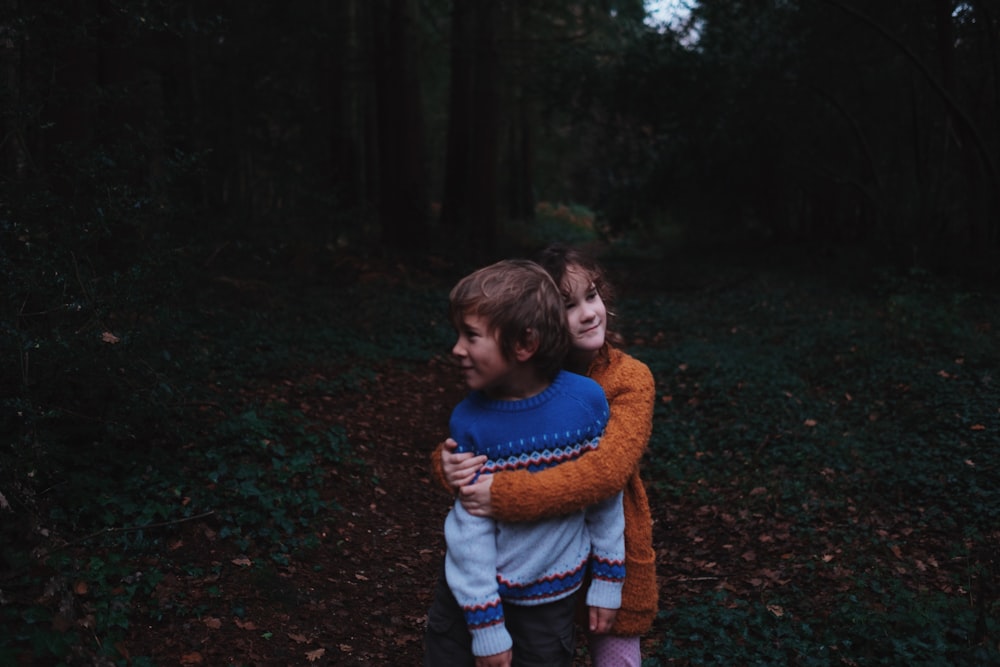 menina e um menino em uma floresta