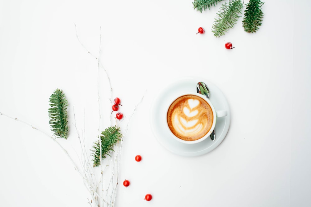 Kaffeebecher aus weißer Keramik mit Latte Art