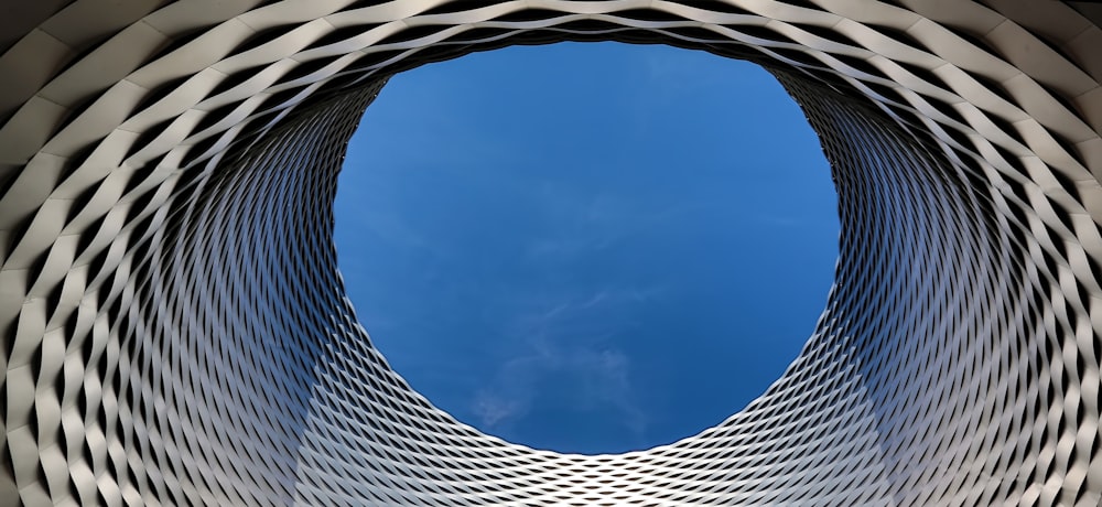 Vista dell'occhio di verme del cielo blu