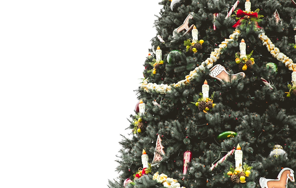 Árvore de Natal coberta com enfeites e flandres