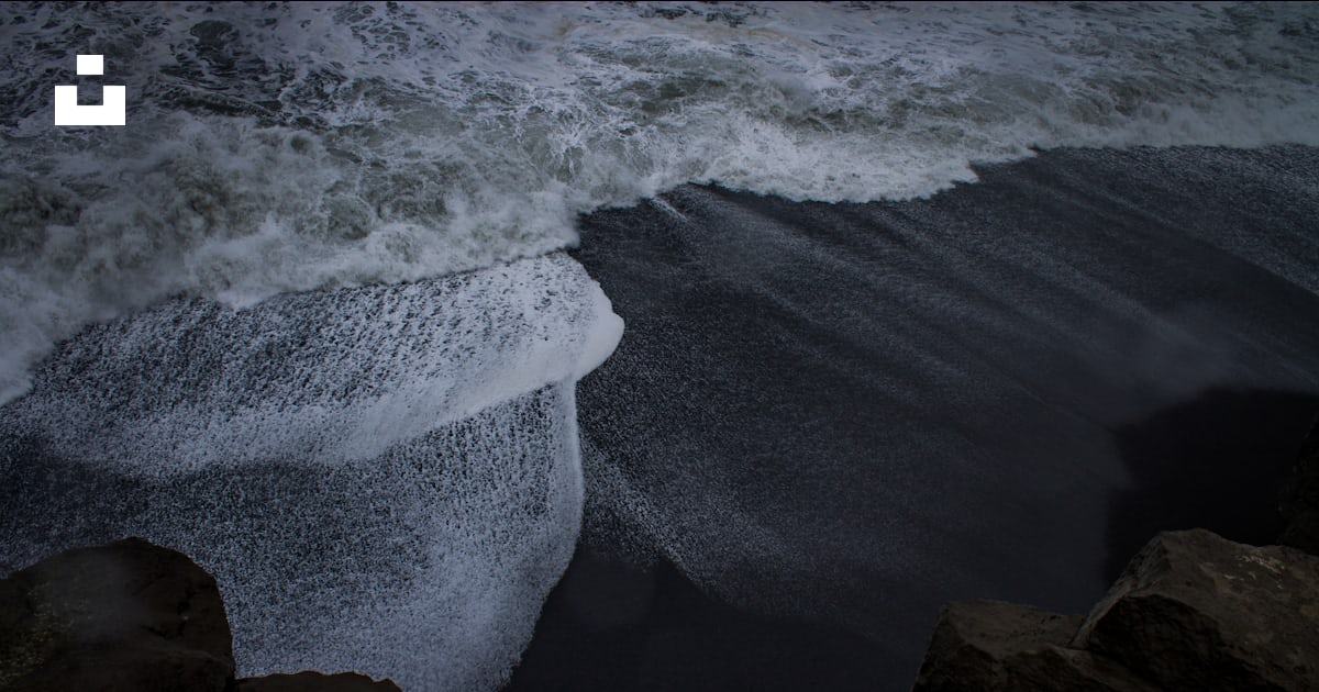 Waves crashing on shore photo – Free Iceland Image on Unsplash