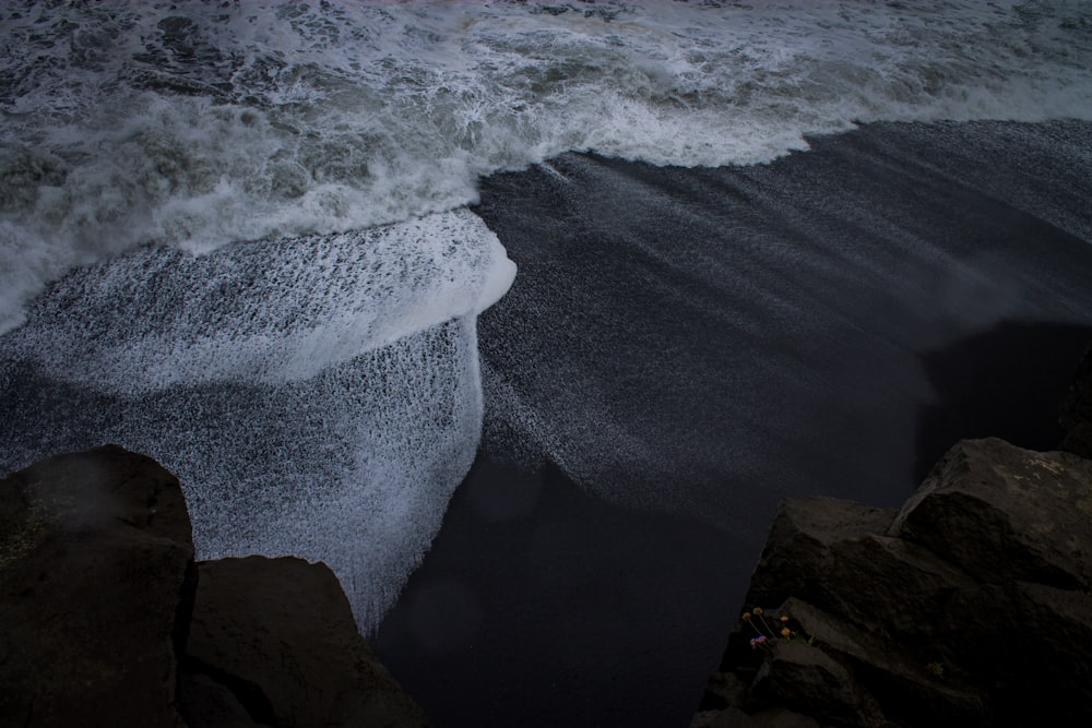 Les vagues s’écrasent sur le rivage