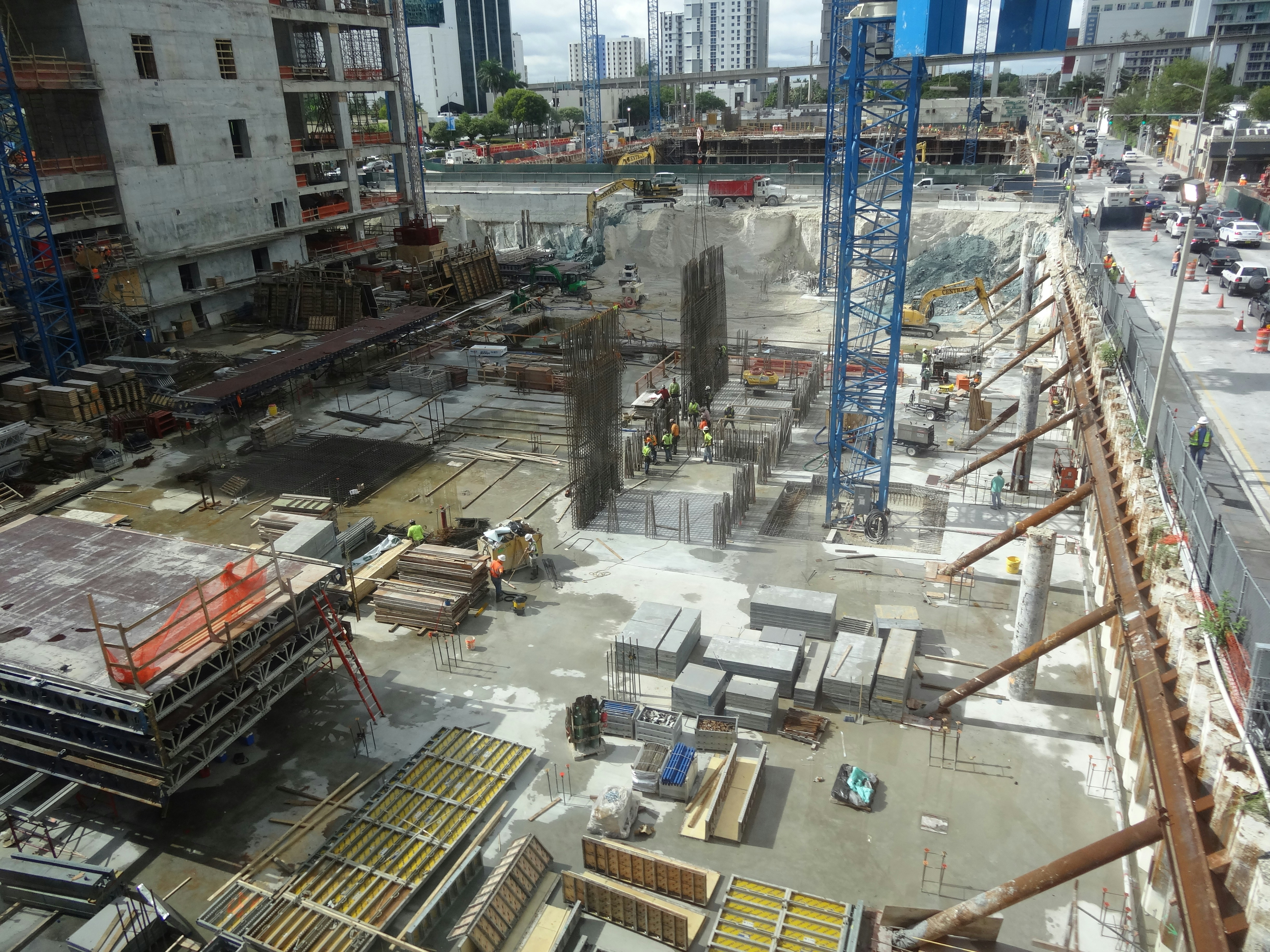 Baustelle mit Baumaterialien und Kränen