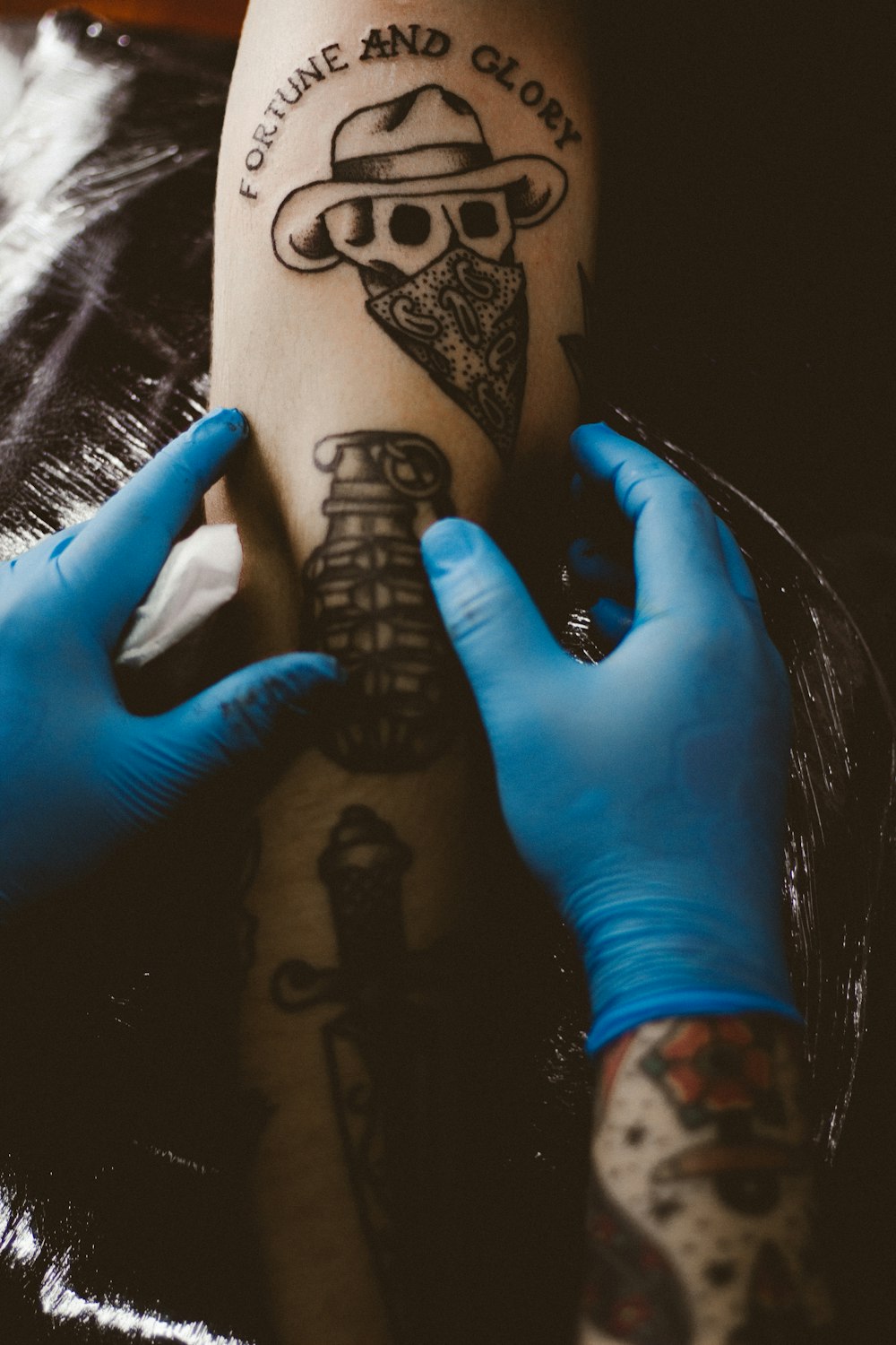 腕の幸運と栄光のタトゥー