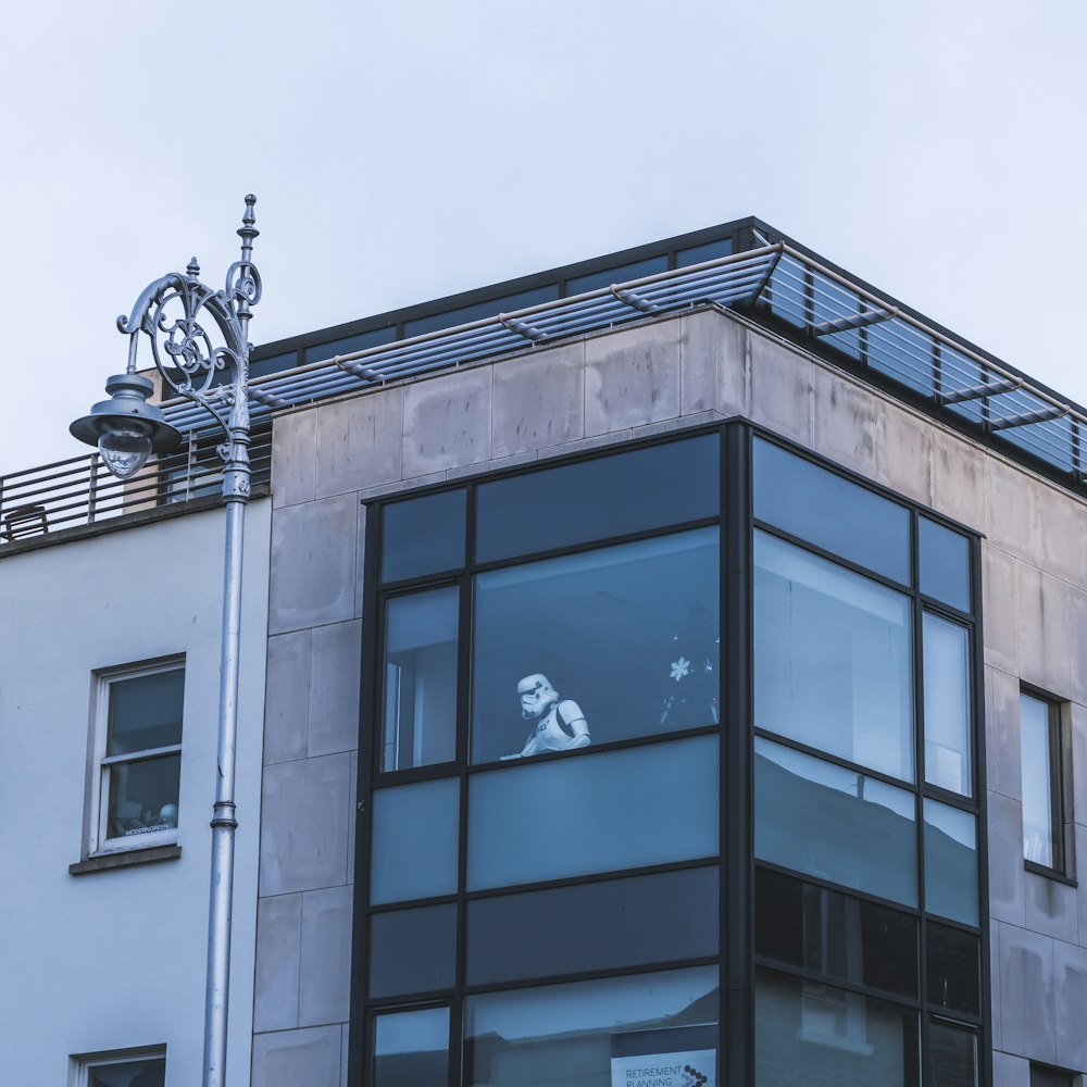 Star Wars Stormtrooper sur la fenêtre en verre d’un bâtiment