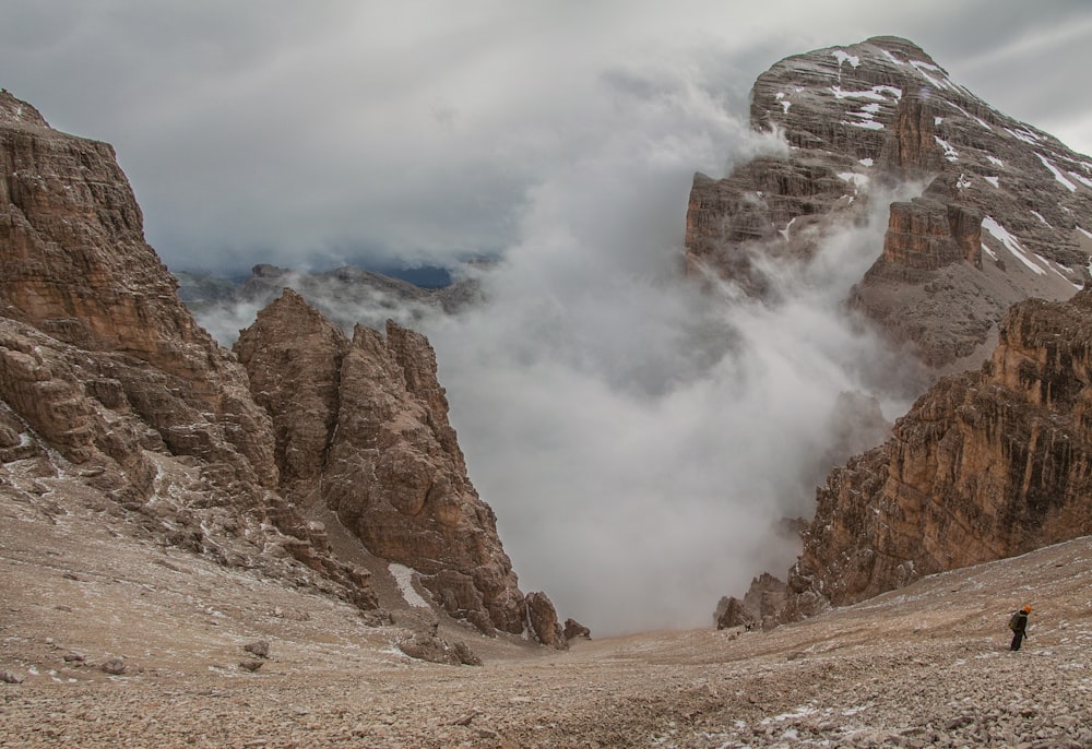 Fotografía de paisajes de rocas de montaña brumosas