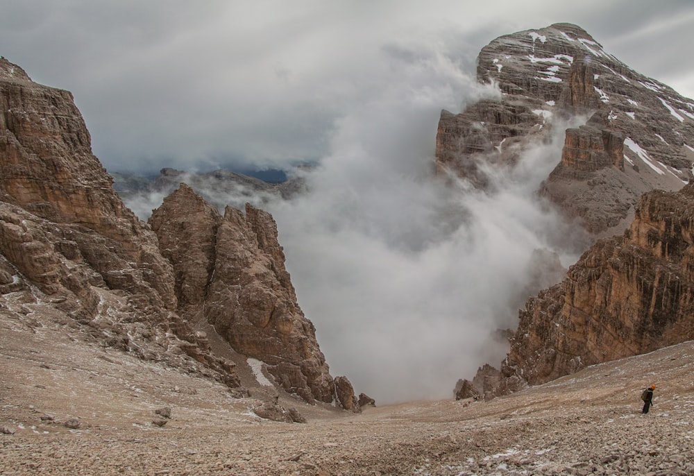 photographie de paysage de roches de montagne brumeuses