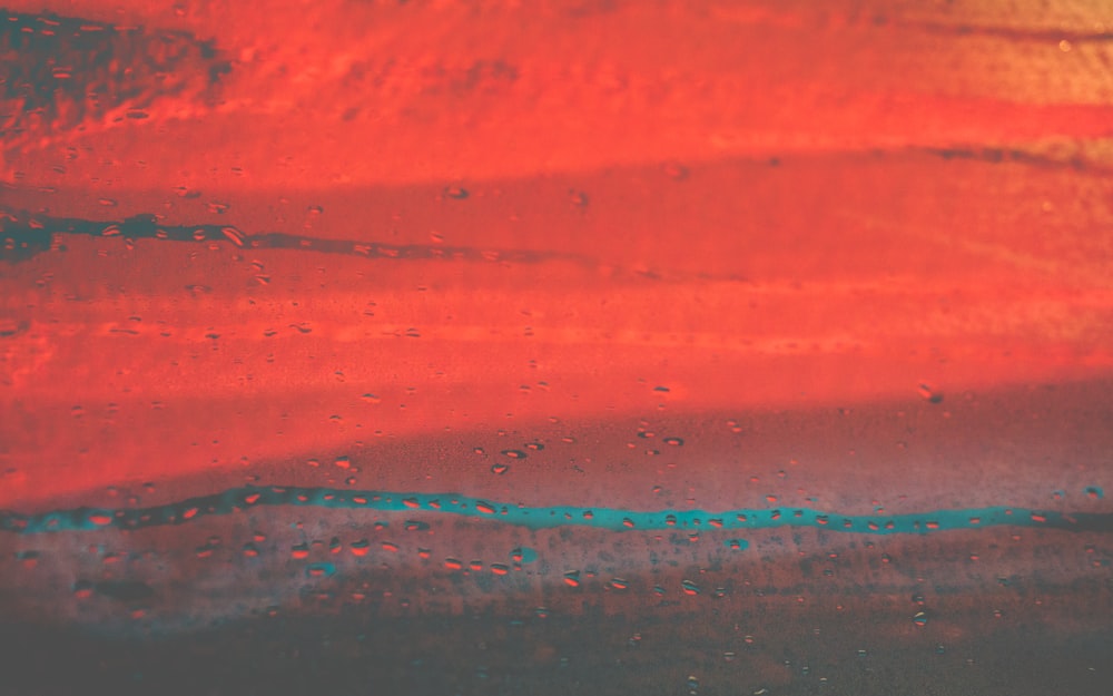 um close up de uma pintura vermelha e azul