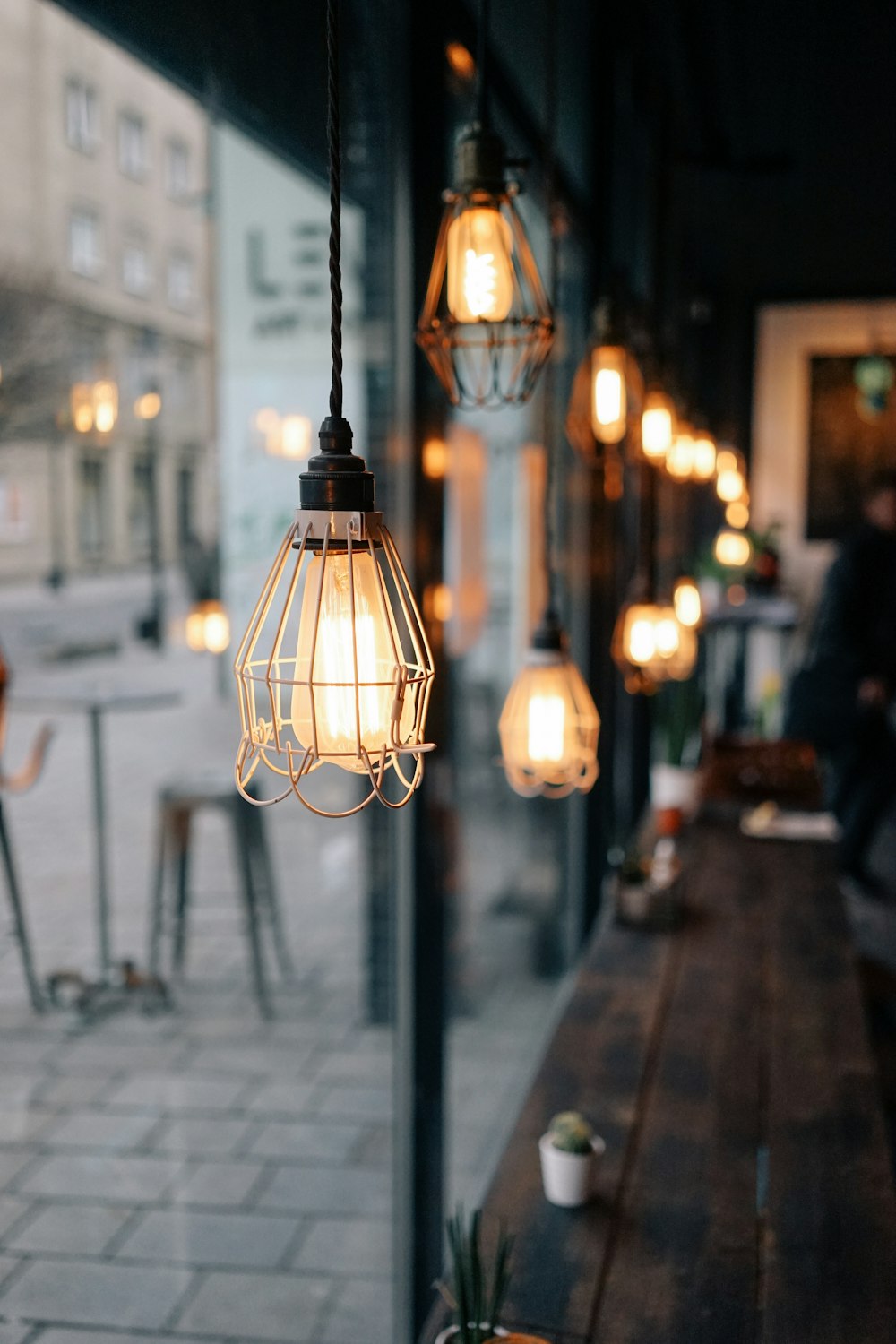 Fotografía de enfoque superficial de lámparas colgantes de tiendas