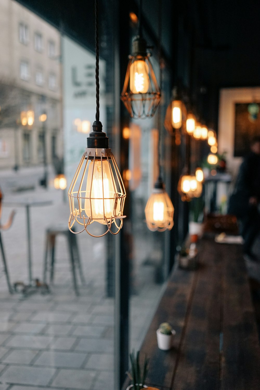 Photographie peu profonde de lampes suspendues de magasin