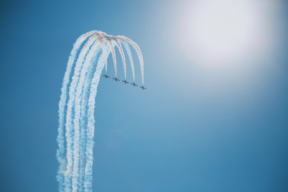 Cinq avions à réaction volants dans le ciel pendant la journée