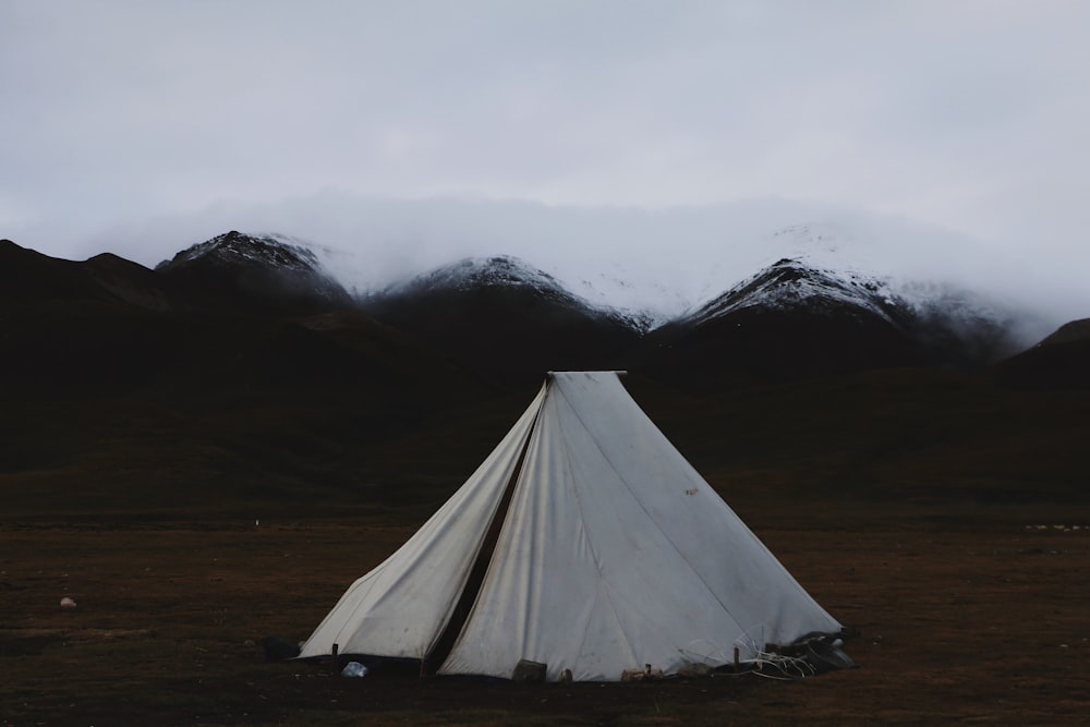 Tienda tipi blanca en medio del campo