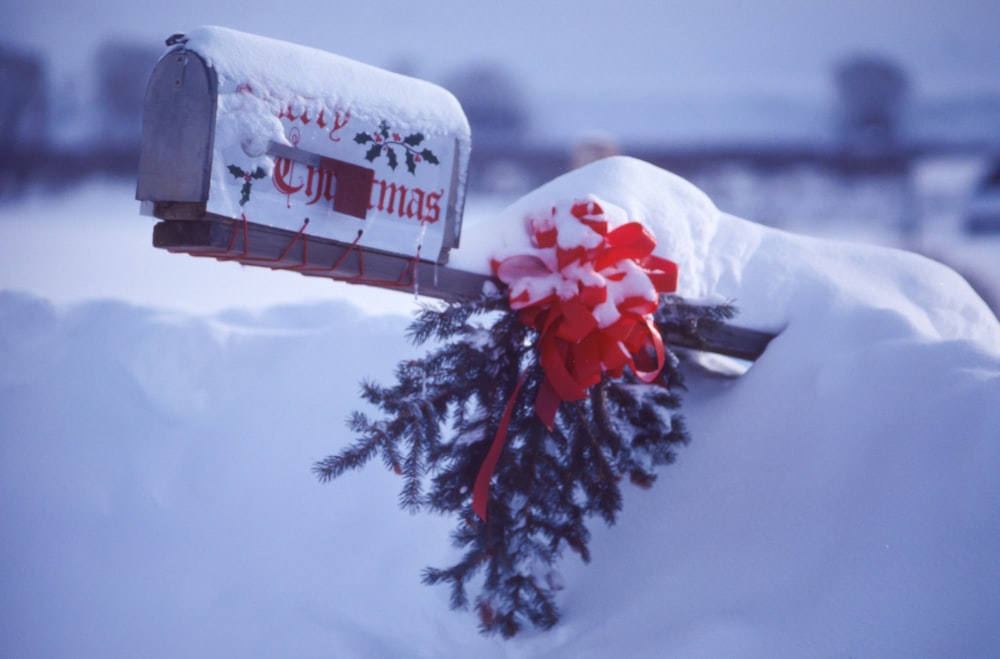 weißer und roter Briefkasten mit Schnee