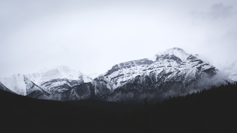 Photographie en niveaux de gris d’une montagne enneigée