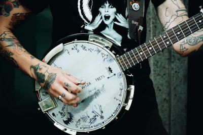 person playing banjo