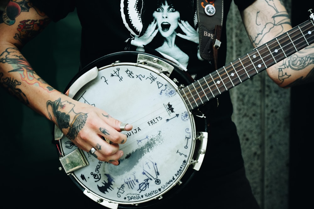 pessoa jogando banjo