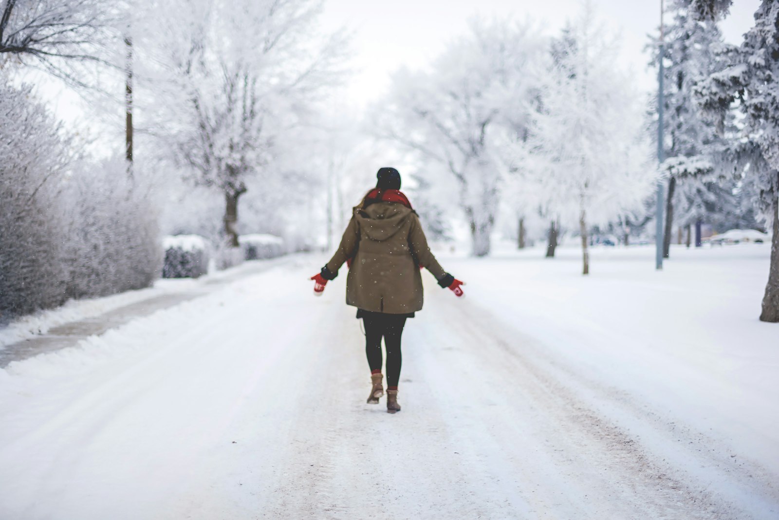 Nikon D610 + Nikon AF-S Nikkor 50mm F1.4G sample photo. Person walking on snow photography