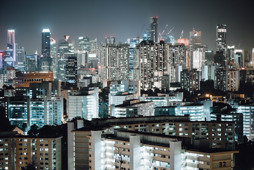 夜間のライトアップされた街の建物