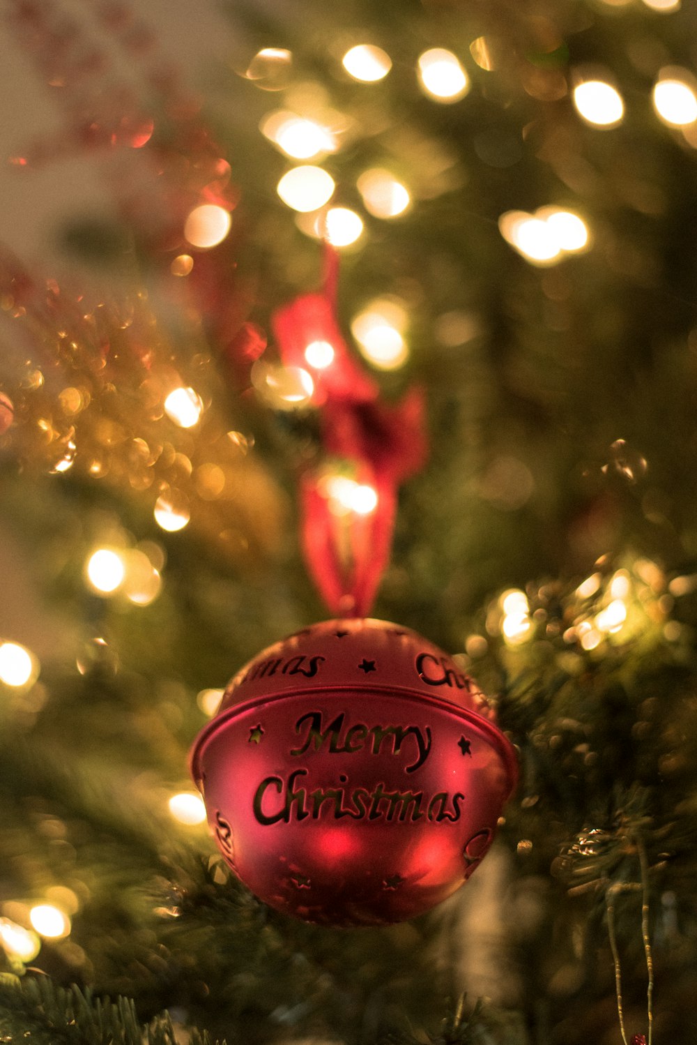 cloche de Noël rouge sur le sapin de Noël