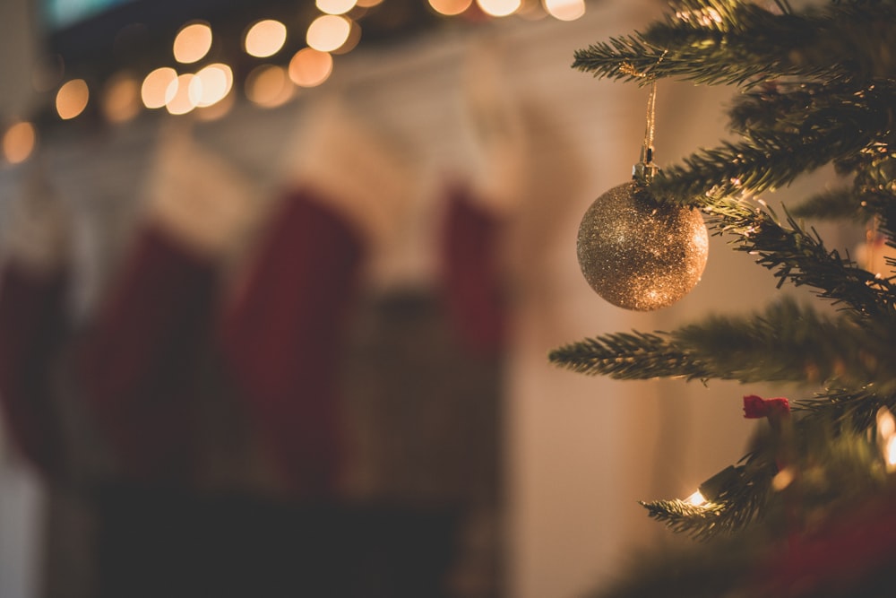 Foto de primer plano de adornos en el árbol de Navidad