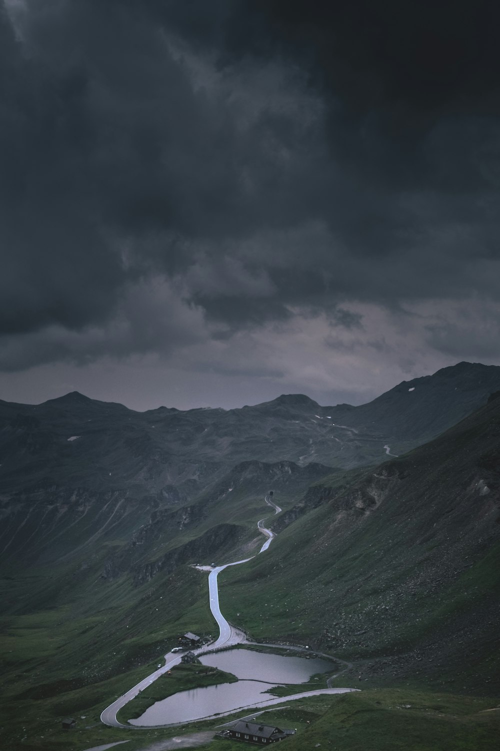 montagne verdi con specchio d'acqua sul fondo