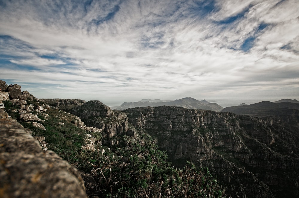 Fotografía a vista de pájaro de montaña