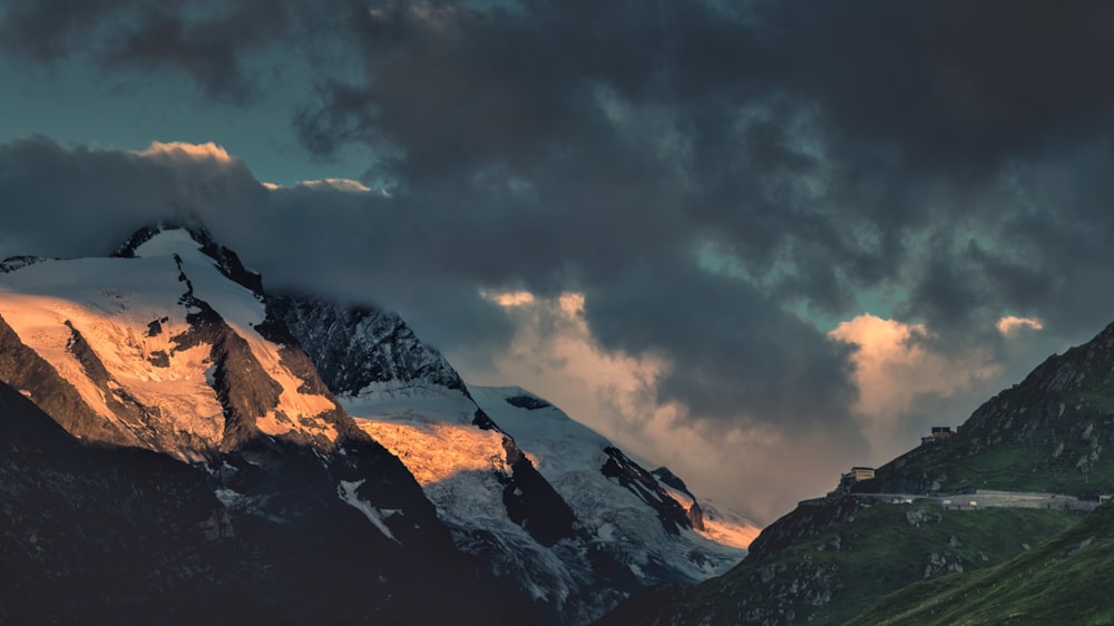 Photo d’une montagne recouverte de neige