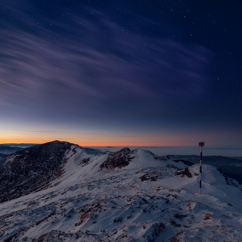 Photo d’une montagne recouverte de neige