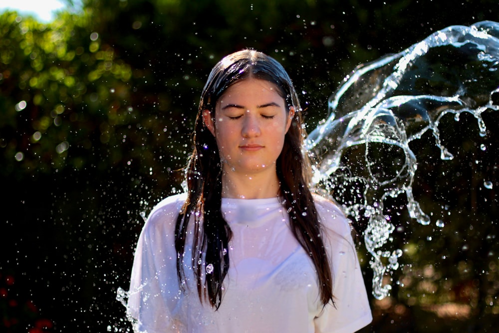 女性の顔に水のしぶき