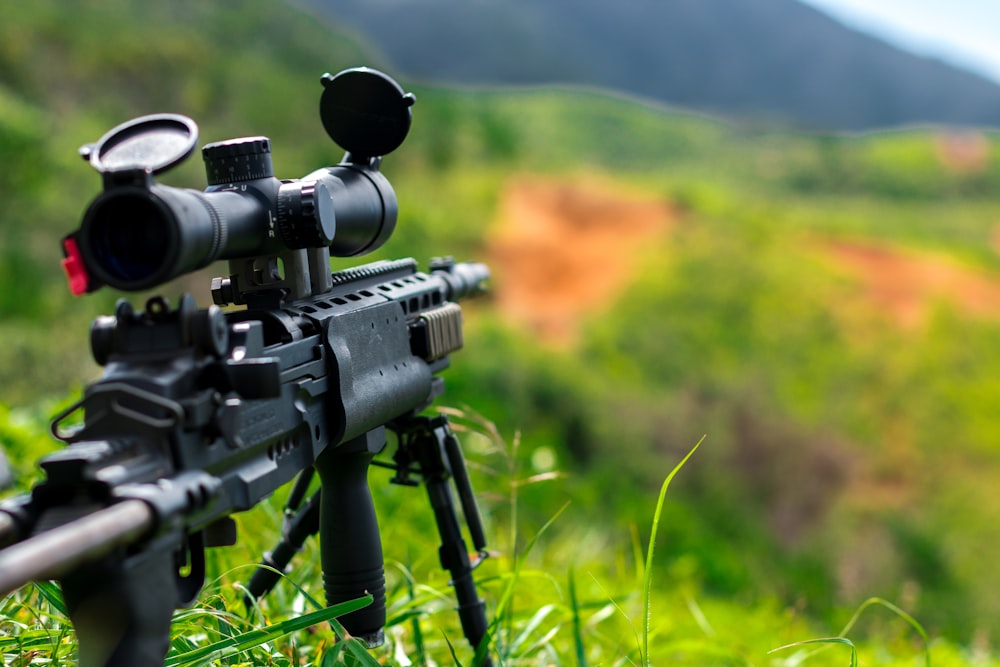 Foto Rifle sniper preto ao lado do alto-falante portátil JBL camuflado  verde, preto e branco – Imagem de Oberwartha grátis no Unsplash