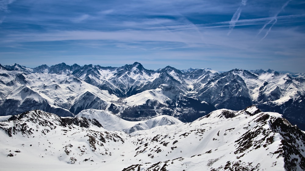 Vista aérea das montanhas cobertas de neve