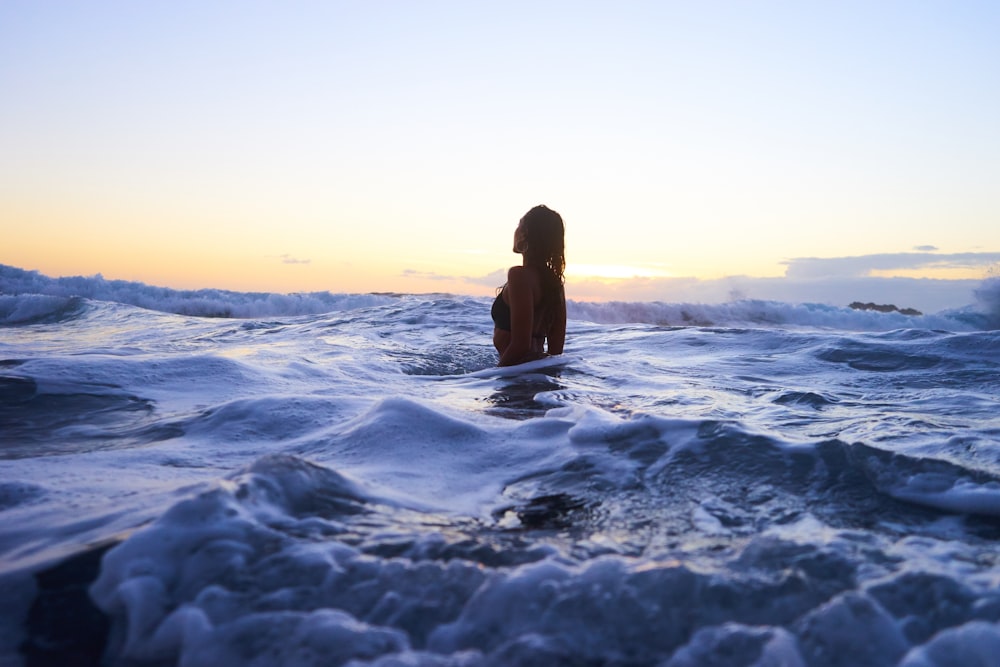 mujer en cuerpo de agua