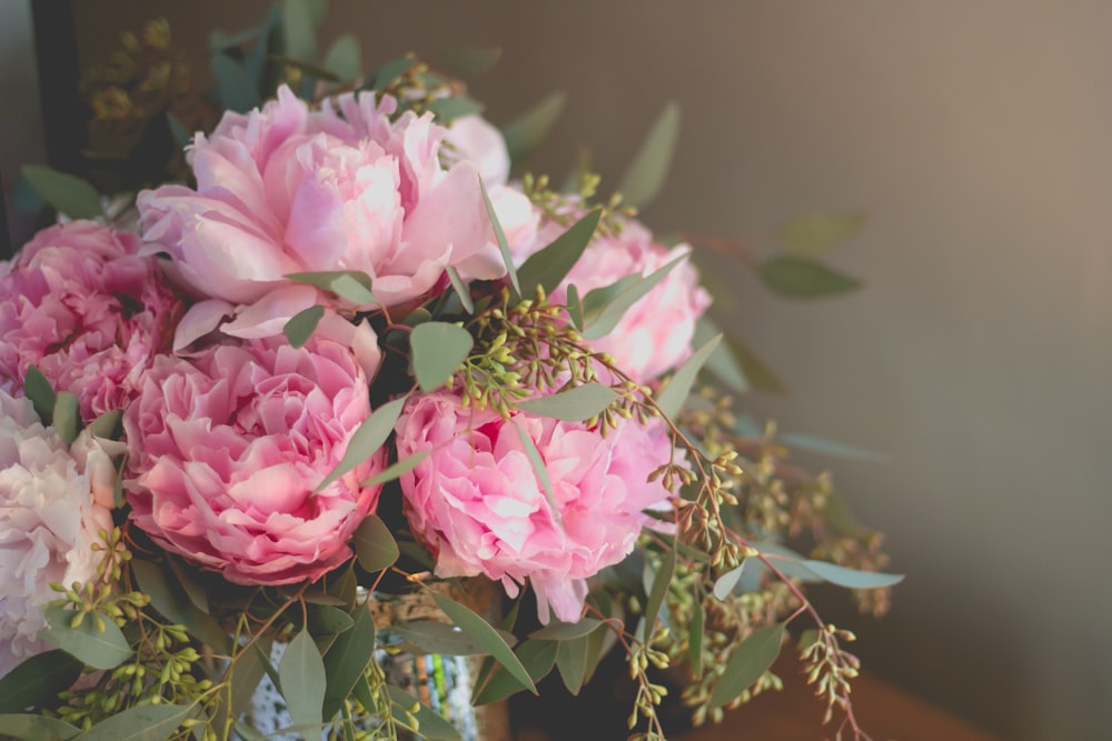 핑크 꽃잎 꽃다발의 클로즈업 사진