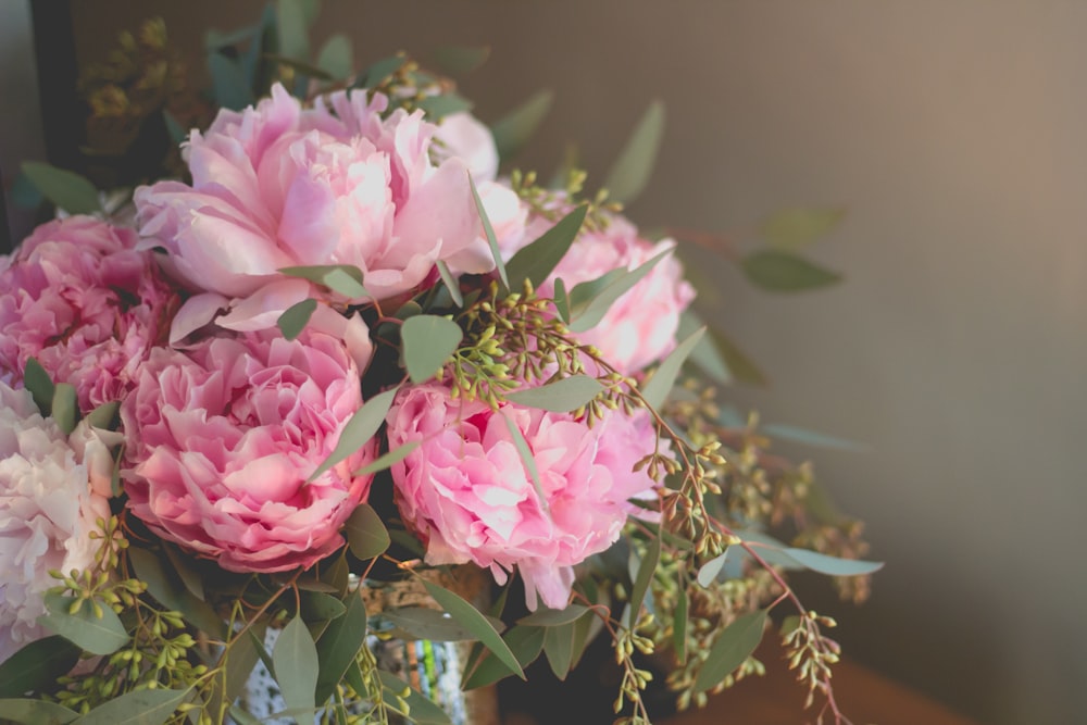 Foto de primer plano del ramo de flores de pétalos rosados