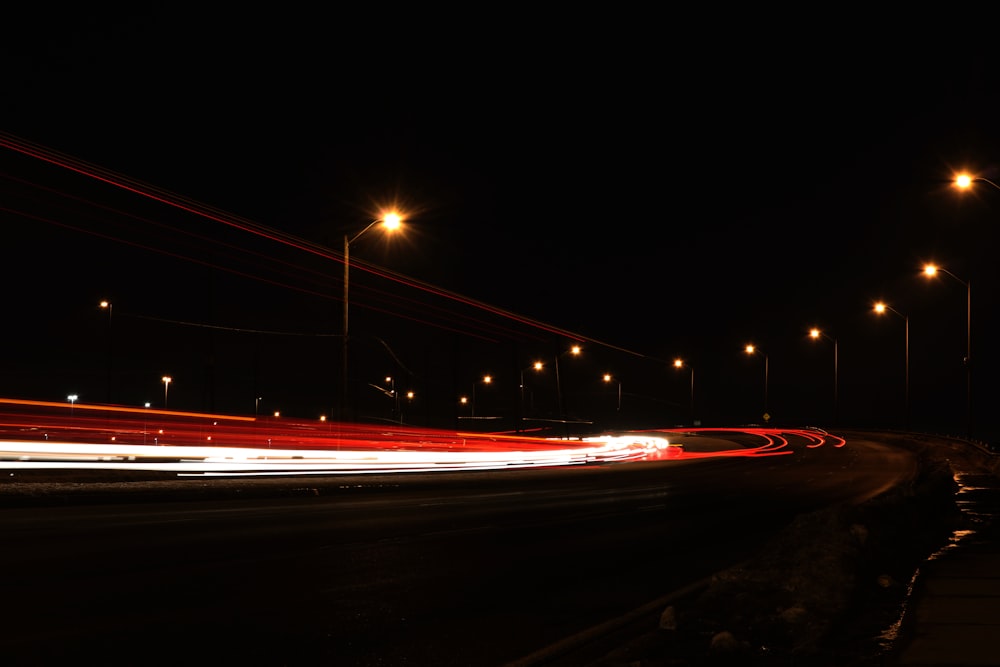 Photographie timelapse de véhicules pendant la nuit