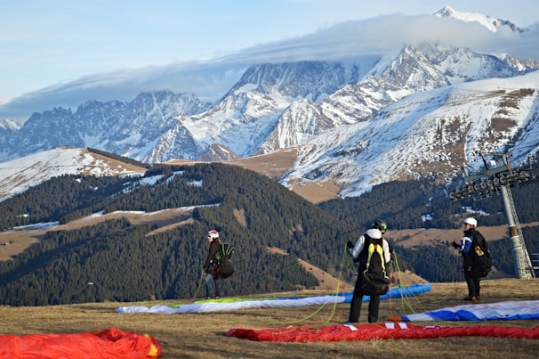 A group of paragliding students preparing for their flight.