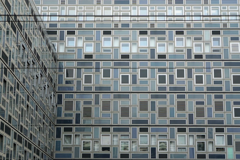 Gebäude mit grauer Wandfarbe