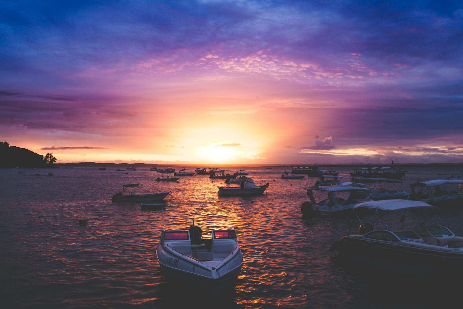 Canon EOS 5D Mark II + Sigma 35mm F1.4 DG HSM Art sample photo. Watercrafts in ocean during photography