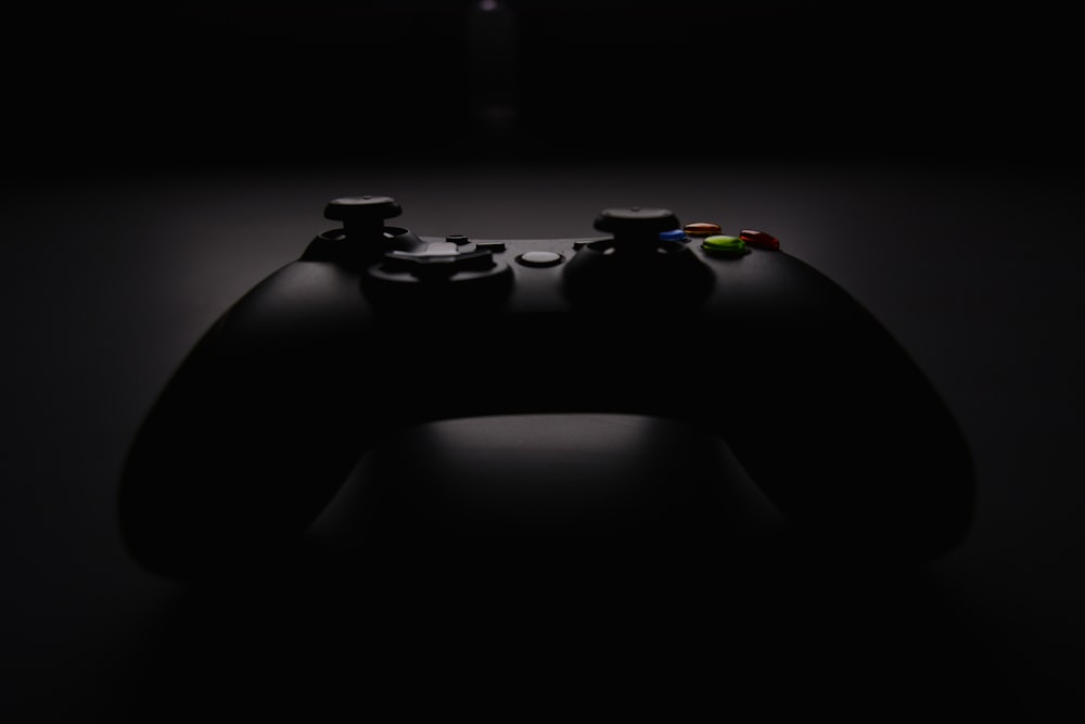 Foto Fotografia de foco seletivo do console Sony PS4 branco com controle  sem fio – Imagem de Jogos grátis no Unsplash