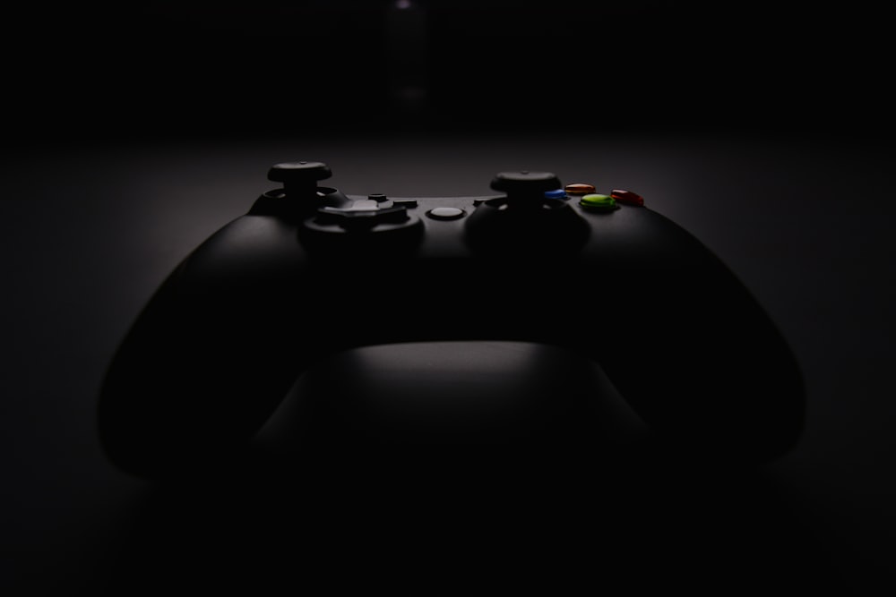 Photographie à mise au point superficielle de la manette Xbox noire