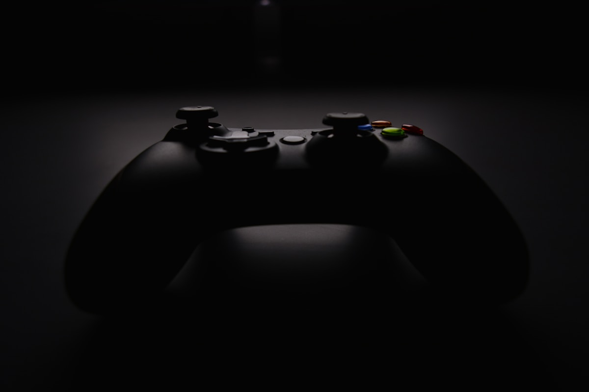 Manette Xbox sur fond sombre — univers gaming premium