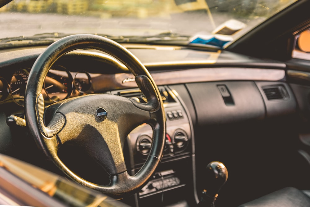 Fotografia de foco raso do volante do carro