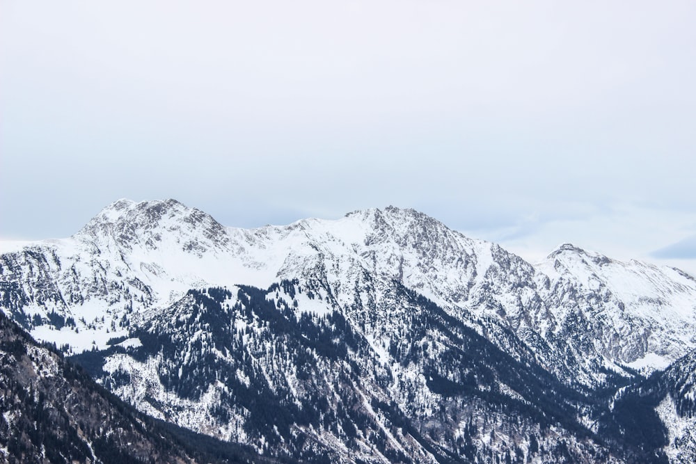 montanha coberta por neve durante o dia